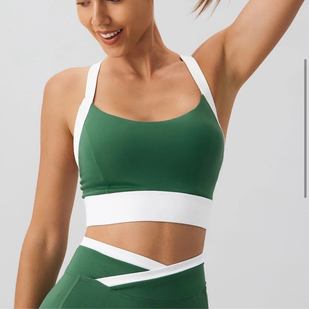 Green Contrast U Neck Sports Bra - High Support (Size M)